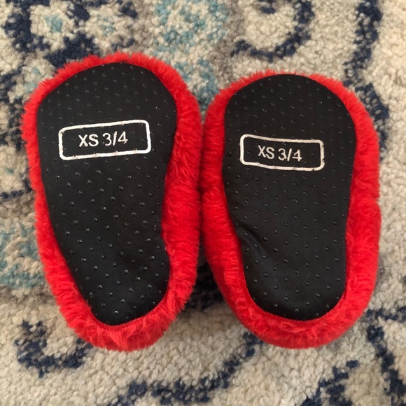 ❤️ 4/$20 Unisex Baby Elmo Slippers - Picture 2 of 3